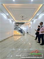 - Nhà 4 tầng Hoàng Minh Thảo view hồ thoáng mát.  - Xây Độc Lập 45m2. Hướng tây bắc. - Vị trí nhà gần hồ, 2-3 oto đỗ ngày đêm