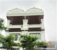 Nhà mặt đường lớn trong trung tâm phố. 
