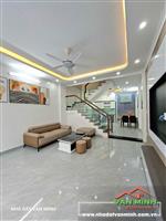 - Nhà sân cổng xây dựng 1 căn cách mặt đường 25m. Ô tô đỗ miễn phí. 