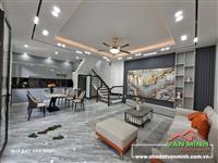 Nhà 69,6m² ngang 8,1m sân cổng rộng rãi. - Nhà mặt ngõ đường Hồ Sen. 