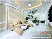 - Vị trí trung tâm đi đâu cũng thuận tiện, nhà có khe thoáng bếp có cửa lách, các tầng đều có cửa sổ cầu thang nên rất thoáng