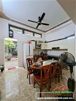 - Móng cọc khoan nhồi tường 20. Có ô chờ thang máy.  - Nhà 2 mặt đường rộng có vỉa hè. Ô tô đỗ trước cửa hoặc vào nhà. - Hướn