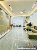 - Nhà xây mới phố Trần Nguyên Hãn sân cổng riêng biệt vị trí trung tâm gần trường, chợ đi đâu cũng thuận tiện. - Dt: 58m² x 3