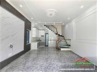 Đường 3 ô tô tránh nhau ngay Aeon