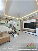 - Nhà khu Thiên Lôi có sân cổng. - Ô tô đỗ miễn phí mặt đường 24/24. Gara ô tô cạnh nhà.   - Diện tích: 65m² xây 4 tầng. Hướn