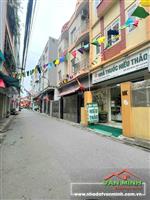 - Nhà mặt ngõ thông oto tránh nhau , kinh doanh buôn bán được phố Thiên Lôi dân cư đông đúc . - Diện thích : 55m2 , xây 3,5 t