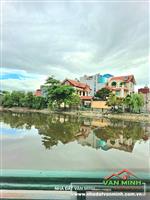 - Nhà 4 tầng Hoàng Minh Thảo view hồ thoáng mát.  - Xây Độc Lập 45m2. Hướng tây bắc. - Vị trí nhà gần hồ, 2-3 oto đỗ ngày đêm