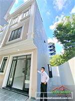 - Nhà sân cổng rộng đường Lực Hành Hải Phòng. 