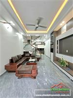 - Nhà 45m² xây 4 tầng tường riêng móng riêng. - Đường Hồ Sen thuận tiện đi lại.