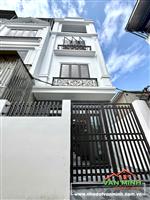  Nhà 4 tầng lô góc, sân cổng riêng, sau 1 nhà mặt đường Thiên Lôi 20m, giáp trường học, đi bộ ra Aeonmall. 