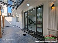 Nhà 69,6m² ngang 8,1m sân cổng rộng rãi. - Nhà mặt ngõ đường Hồ Sen. 