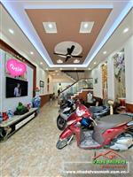 - Móng cọc khoan nhồi tường 20. Có ô chờ thang máy.  - Nhà 2 mặt đường rộng có vỉa hè. Ô tô đỗ trước cửa hoặc vào nhà. - Hướn