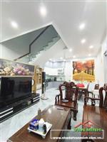 - Bán nhà ngõ 152 Hồ Sen ôtô đỗ cạnh nhà. - Sân cổng riêng, Nhà ngang rộng thoáng mát. - Diện tích: 52m² thực tế gần 60m² - C