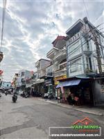 - Nhà 4 tầng mặt đường Đông Khê lô góc. - Kinh doanh buôn bán mọi mặt hàng. - Ngay gần đường trường chợ.   - 4 ngủ, phòng thờ