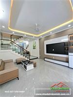 - Nhà khu Thiên Lôi có sân cổng. - Ô tô đỗ miễn phí mặt đường 24/24. Gara ô tô cạnh nhà.   - Diện tích: 65m² xây 4 tầng. Hướn