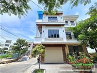 Đường 3 ô tô tránh nhau ngay Aeon