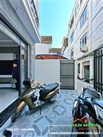 - Nhà khu Thiên Lôi có sân cổng. - Ô tô đỗ miễn phí mặt đường 24/24. Gara ô tô cạnh nhà.   - Diện tích: 65m² xây 4 tầng. Hướn