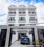 - Căn nhà để ở và hưởng thụ cuộc sống tiện nghi. - Sân cổng rộng rãi và riêng tư. - Sân vườn tiểu cảnh Hồ Cá thưởng thức trà 