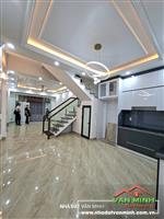 - Nhà 4 tầng Hoàng Minh Thảo view hồ thoáng mát.  - Xây Độc Lập 45m2. Hướng tây bắc. - Vị trí nhà gần hồ, 2-3 oto đỗ ngày đêm