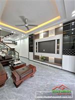 - Nhà 45m² xây 4 tầng tường riêng móng riêng. - Đường Hồ Sen thuận tiện đi lại.