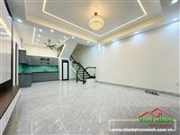 - Bán nhà Chợ Hàng mới gần Hồ Sen, có sân cổng để xe rộng rãi, ngõ nông thẳng tắp cách mặt đường chỉ hơn 30m.  - Vị trí trườn