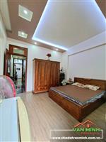 - Móng cọc khoan nhồi tường 20. Có ô chờ thang máy.  - Nhà 2 mặt đường rộng có vỉa hè. Ô tô đỗ trước cửa hoặc vào nhà. - Hướn