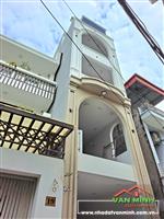 - Bán nhà 5 tầng thang máy Hồ Sen - 59m² lô góc nhiều cửa sổ. Hướng Đông Nam  - Tầng 1: Gara ôtô + Phòng khách  - Tầng 2: Phò