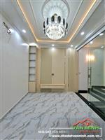 - Nhà 4 tầng Hoàng Minh Thảo view hồ thoáng mát.  - Xây Độc Lập 45m2. Hướng tây bắc. - Vị trí nhà gần hồ, 2-3 oto đỗ ngày đêm