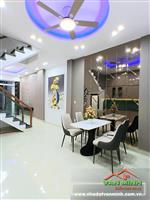 NHÀ SÂN CỔNG RIÊNG TẠI PHỐ MIẾU HAI XÃ. 