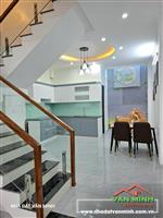 - Nhà sân cổng xây dựng 1 căn cách mặt đường 25m. Ô tô đỗ miễn phí. 