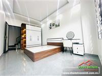 - Bán Nhà 90m² gồm 40m sân cổng riêng, 50m nhà, xây 4 tầng, độc lập ngay sau nhà mặt đường. 