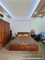 - Móng cọc khoan nhồi tường 20. Có ô chờ thang máy.  - Nhà 2 mặt đường rộng có vỉa hè. Ô tô đỗ trước cửa hoặc vào nhà. - Hướn