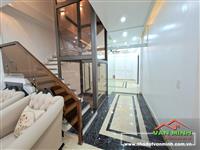 - Nhà 91m² mặt ngõ Chợ Hàng Cũ Lê Chân. - Sân cổng, thang máy chờ, tầng 1 có phòng ngủ. - Công năng: 4 phòng ngủ, 4 WC, bếp +