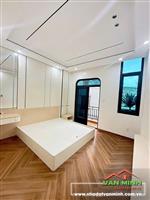 Sau nhà mặt đường phố Hồ Sen - sân cổng