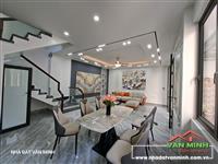 Nhà 69,6m² ngang 8,1m sân cổng rộng rãi. - Nhà mặt ngõ đường Hồ Sen. 