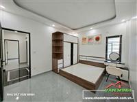 - Nhà khu Thiên Lôi có sân cổng. - Ô tô đỗ miễn phí mặt đường 24/24. Gara ô tô cạnh nhà.   - Diện tích: 65m² xây 4 tầng. Hướn