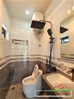 Đường 3 ô tô tránh nhau ngay Aeon