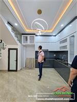- Nhà 4 tầng Hoàng Minh Thảo view hồ thoáng mát.  - Xây Độc Lập 45m2. Hướng tây bắc. - Vị trí nhà gần hồ, 2-3 oto đỗ ngày đêm