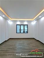 - Nhà 4 tầng Hoàng Minh Thảo view hồ thoáng mát.  - Xây Độc Lập 45m2. Hướng tây bắc. - Vị trí nhà gần hồ, 2-3 oto đỗ ngày đêm