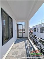 - Nhà sân cổng xây dựng 1 căn cách mặt đường 25m. Ô tô đỗ miễn phí. 