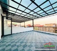 - Bán nhà Chợ Hàng mới gần Hồ Sen, có sân cổng để xe rộng rãi, ngõ nông thẳng tắp cách mặt đường chỉ hơn 30m.  - Vị trí trườn