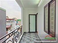 - Nhà 4 tầng sân cổng rộng 15m² ô tô đỗ cổng. - Đường Thiên Lôi đi bộ ra chợ Đôn. - DT:  51m². Hướng đông nam. 