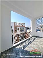 - Nhà khu Thiên Lôi có sân cổng. - Ô tô đỗ miễn phí mặt đường 24/24. Gara ô tô cạnh nhà.   - Diện tích: 65m² xây 4 tầng. Hướn