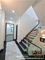 - Nhà 4 tầng Hoàng Minh Thảo view hồ thoáng mát.  - Xây Độc Lập 45m2. Hướng tây bắc. - Vị trí nhà gần hồ, 2-3 oto đỗ ngày đêm
