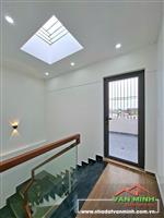 - Nhà 45m² xây 4 tầng tường riêng móng riêng. - Đường Hồ Sen thuận tiện đi lại.