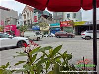 - Bán nhà Chợ Hàng mới gần Hồ Sen, có sân cổng để xe rộng rãi, ngõ nông thẳng tắp cách mặt đường chỉ hơn 30m.  - Vị trí trườn