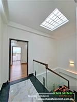 - Nhà 4 tầng Hoàng Minh Thảo view hồ thoáng mát.  - Xây Độc Lập 45m2. Hướng tây bắc. - Vị trí nhà gần hồ, 2-3 oto đỗ ngày đêm