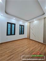 - Đường Hồ Sen Lê Chân nhà cách đường 20m. 