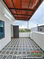 - Nhà 4 tầng Hoàng Minh Thảo view hồ thoáng mát.  - Xây Độc Lập 45m2. Hướng tây bắc. - Vị trí nhà gần hồ, 2-3 oto đỗ ngày đêm