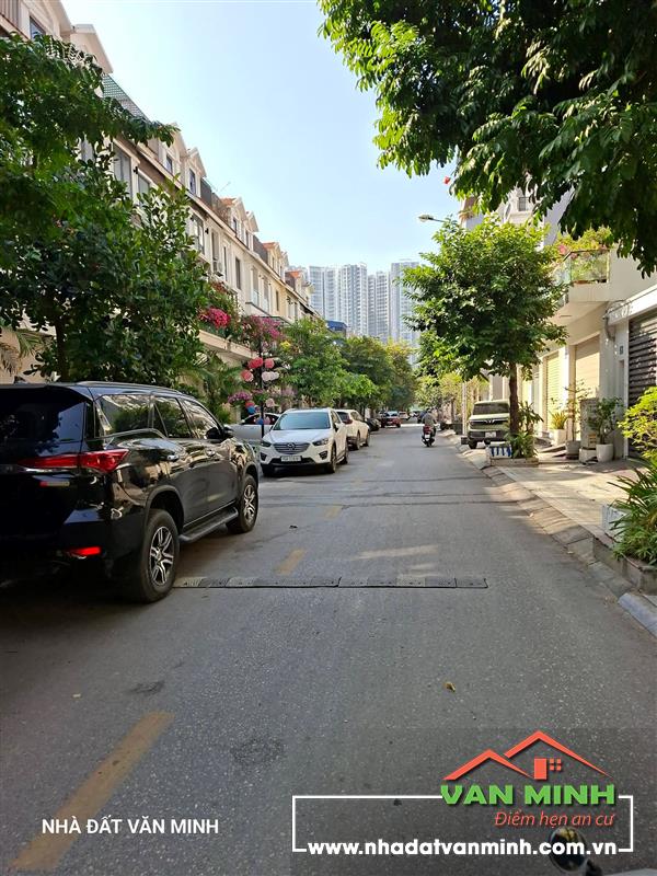 - Nhà dân 3,5 tầng, mặt đường nhựa 15m. 